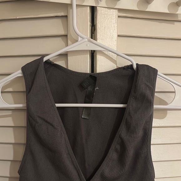 Gray Sleeveless Ribbed Top - Picture 2 of 8